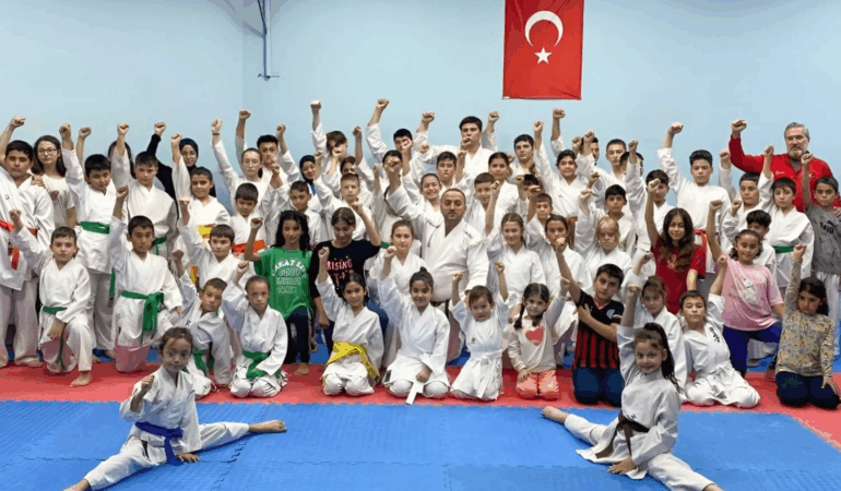 ÇİFTLİKKÖY’ÜN MİNİK KARATECİLERİ KUŞAK SINAVINDA TER DÖKTÜ