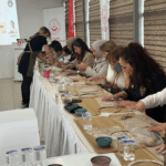 Yalova’da “Ailemle Seramik Atölyesi” ile Aile Bağları Sanatla Güçlendi 12 Yalova’da “Ailemle Seramik Atölyesi” ile Aile Bağları Sanatla Güçlendi