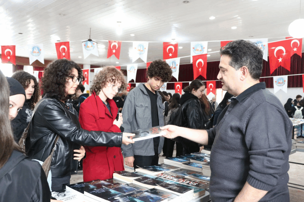 ÇİFTLİKKÖY KİTAP GÜNLERİ’NE ÖĞRENCİLERDEN YOĞUN İLGİ