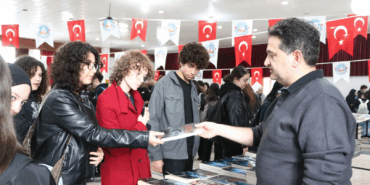ÇİFTLİKKÖY KİTAP GÜNLERİ’NE ÖĞRENCİLERDEN YOĞUN İLGİ