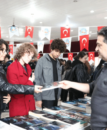 ÇİFTLİKKÖY KİTAP GÜNLERİ’NE ÖĞRENCİLERDEN YOĞUN İLGİ