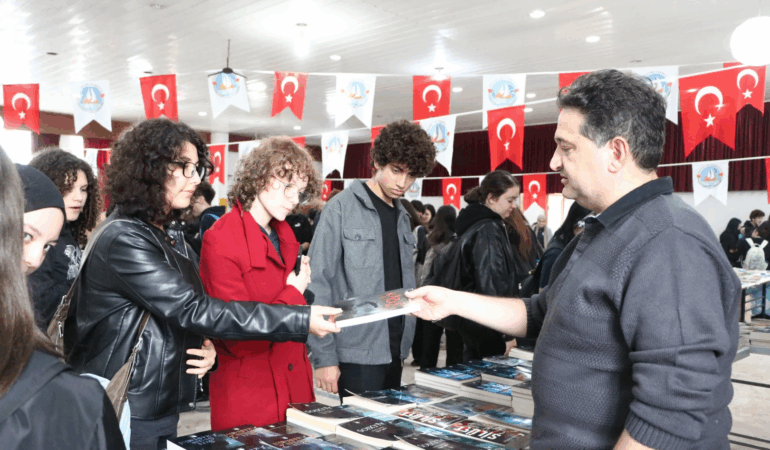ÇİFTLİKKÖY KİTAP GÜNLERİ’NE ÖĞRENCİLERDEN YOĞUN İLGİ