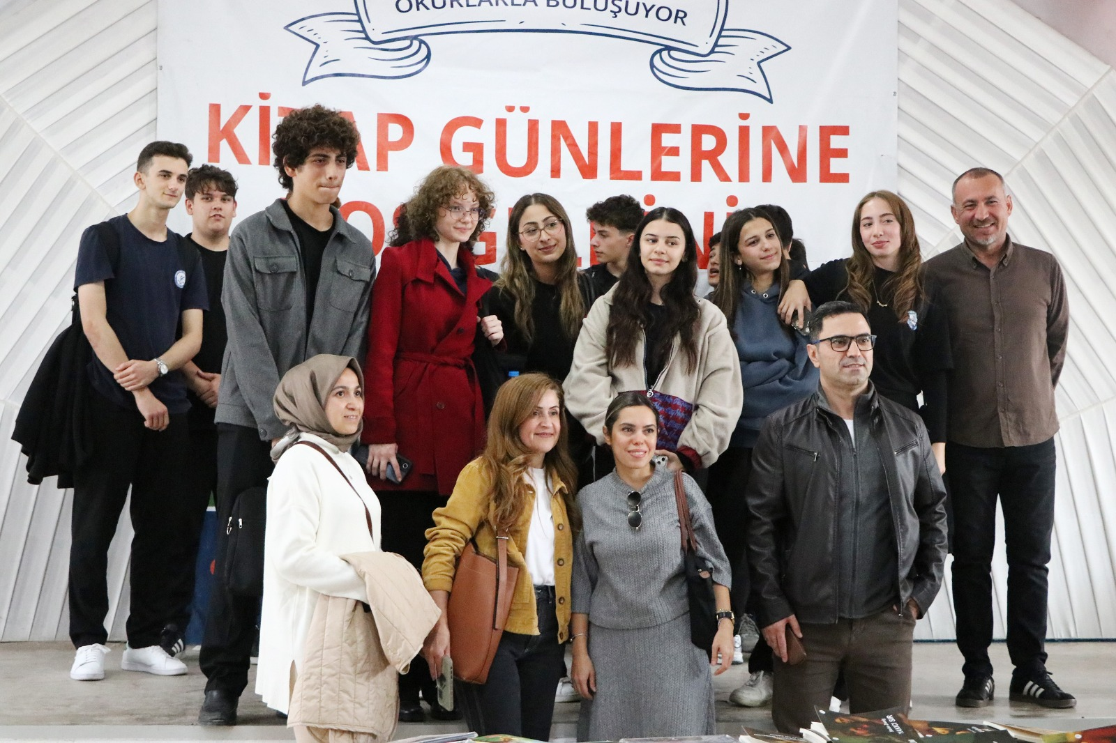 ÇİFTLİKKÖY KİTAP GÜNLERİ’NE ÖĞRENCİLERDEN YOĞUN İLGİ