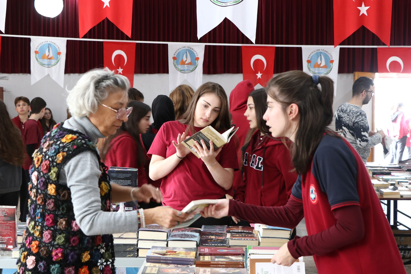 ÇİFTLİKKÖY KİTAP GÜNLERİ’NE ÖĞRENCİLERDEN YOĞUN İLGİ