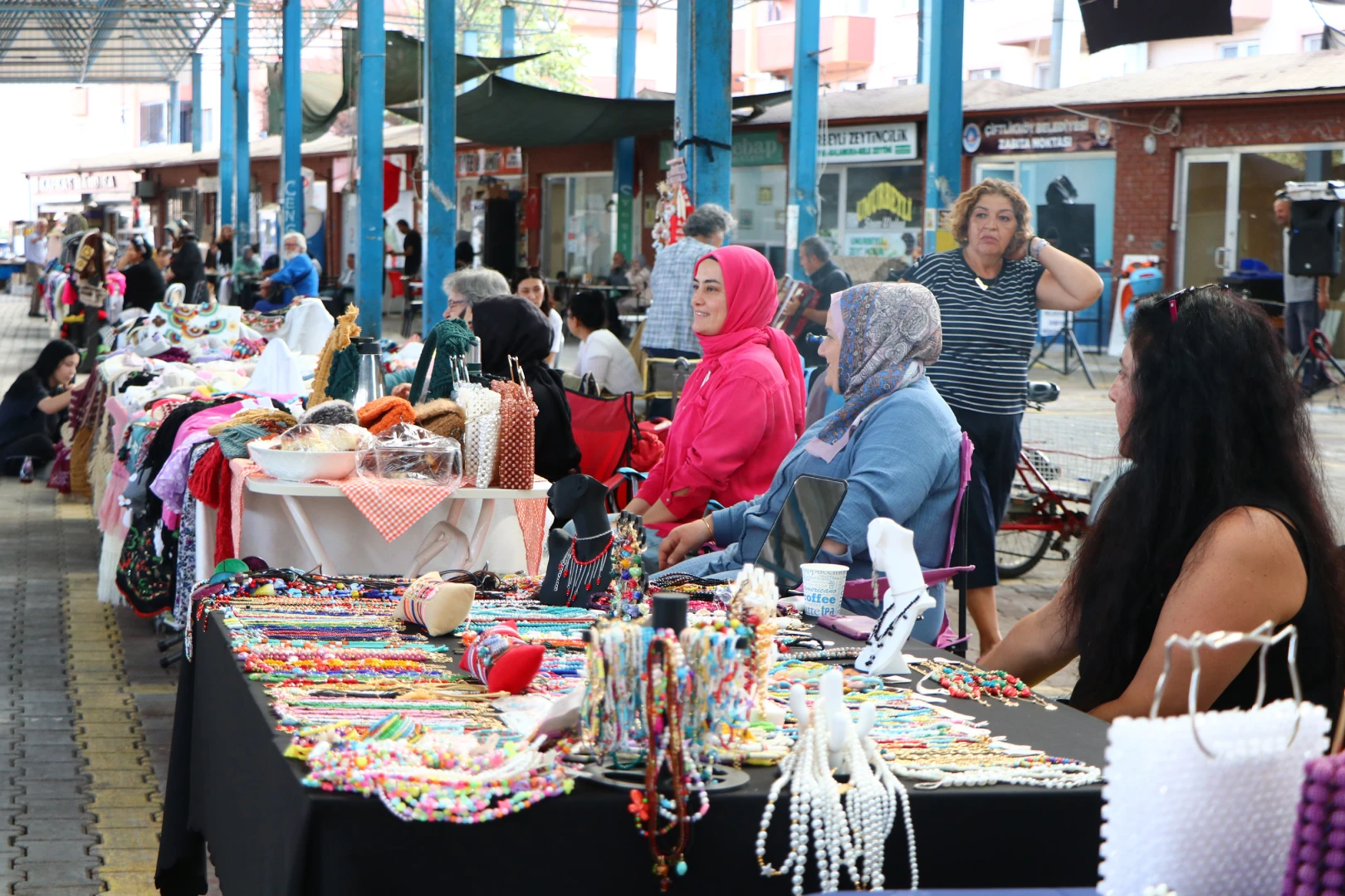 ÇİFTLİKKÖY’DE KADIN EL EMEĞİ PAZARI’NA YOĞUN İLGİ
