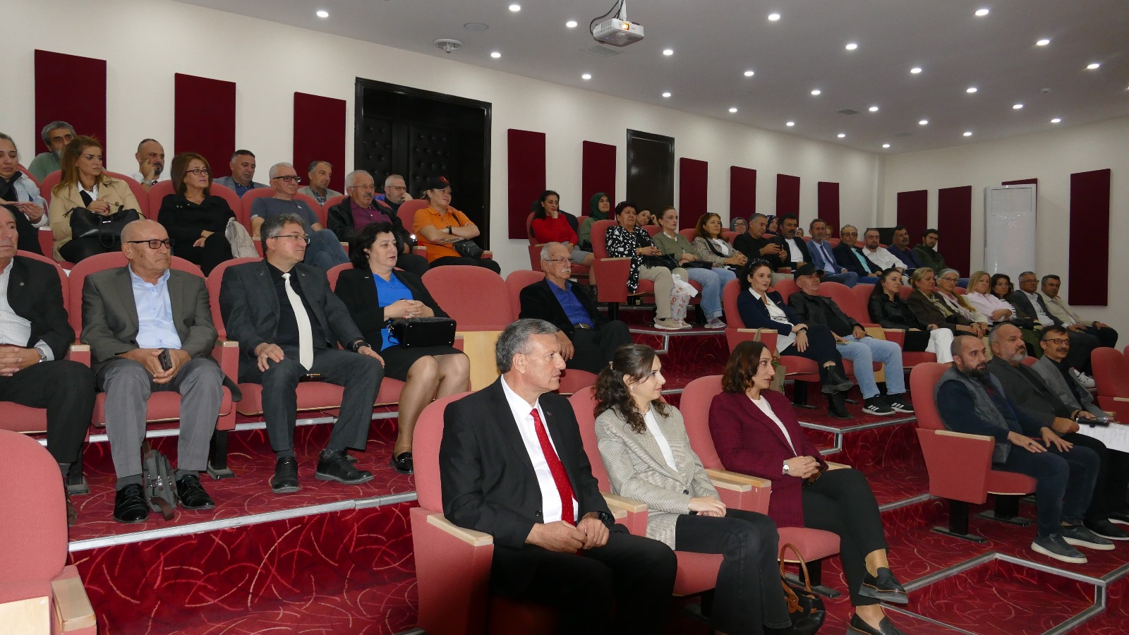 YALOVA’DA “KADINA YÖNELİK ŞİDDETLE MÜCADELE POLİTİKALARI” KONFERANSI DÜZENLENDİ