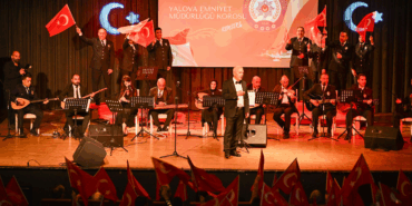 Görevde Ciddiyet, Sanatta İncelik! Polis Korosu Yalova’da Unutulmaz Bir Geceye İmza Attı 3 Görevde Ciddiyet, Sanatta İncelik! Polis Korosu Yalova’da Unutulmaz Bir Geceye İmza Attı