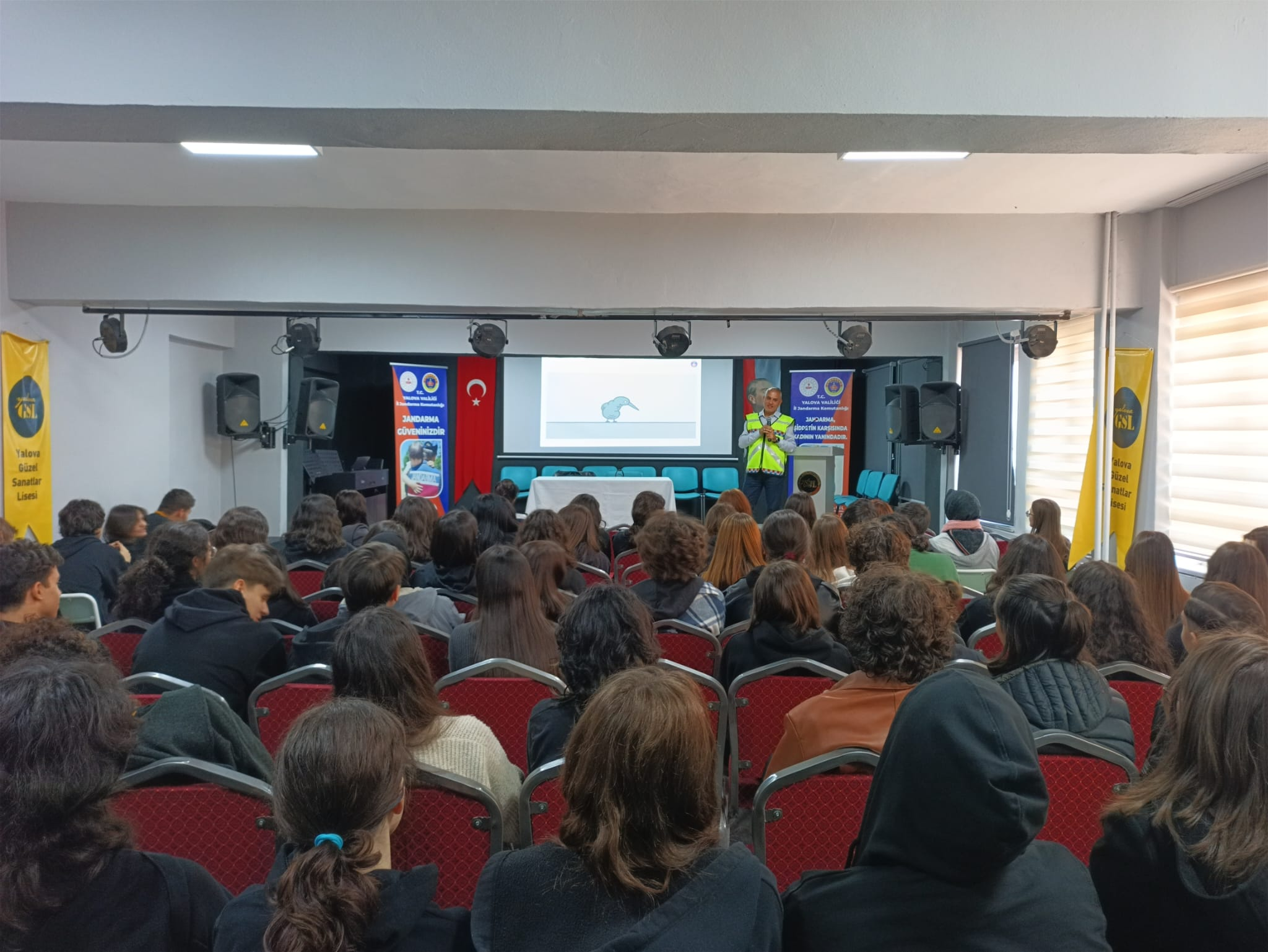 Yalova Güzel Sanatlar Lisesinde Güvenlik, Kadına Şiddetin Önlenmesi ve Bağımlılıkla Mücadele Eğitimi