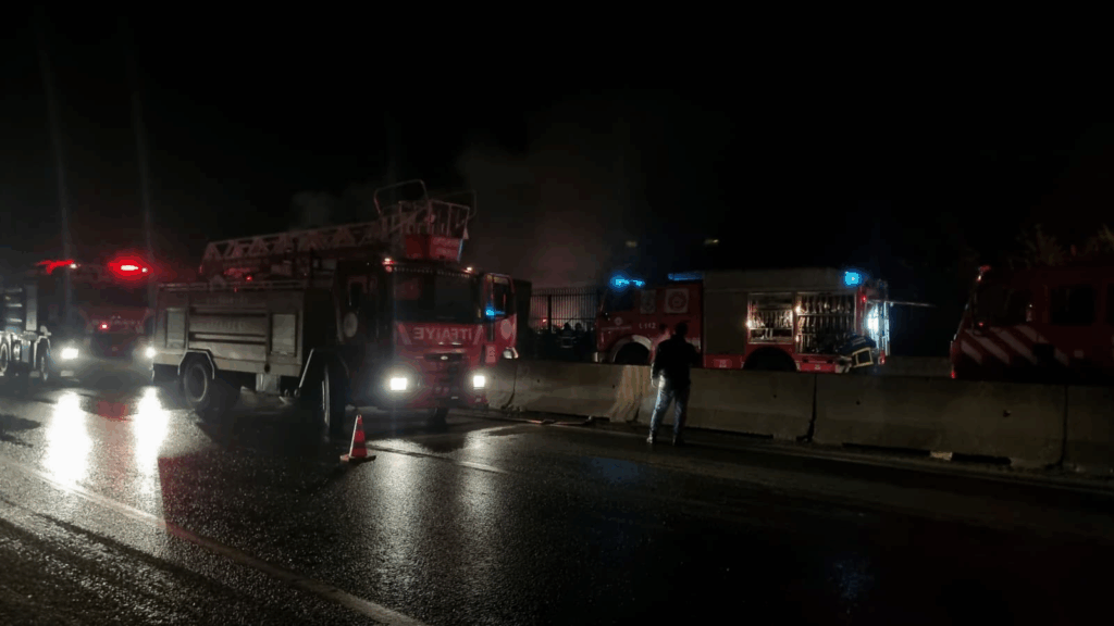 Yalova’da Tır Yangını Korkuttu: Ekiplerin Hızlı Müdahalesiyle Facia Önlenildi