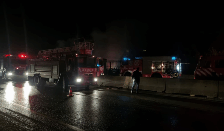 Yalova’da Tır Yangını Korkuttu: Ekiplerin Hızlı Müdahalesiyle Facia Önlenildi 1 Yalova’da Tır Yangını Korkuttu: Ekiplerin Hızlı Müdahalesiyle Facia Önlenildi