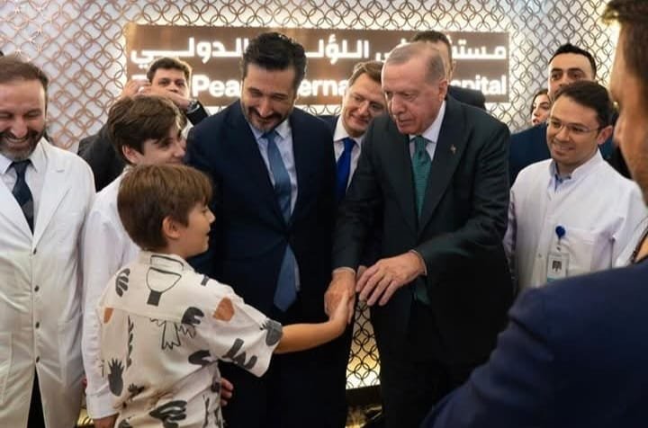 MHP Yalova İl Başkanı Ahmet İhsan Güldoğan’ın Oğlu Dr. Cem Emir Güldoğan, Cumhurbaşkanı Erdoğan’ı Katar’da Karşıladı