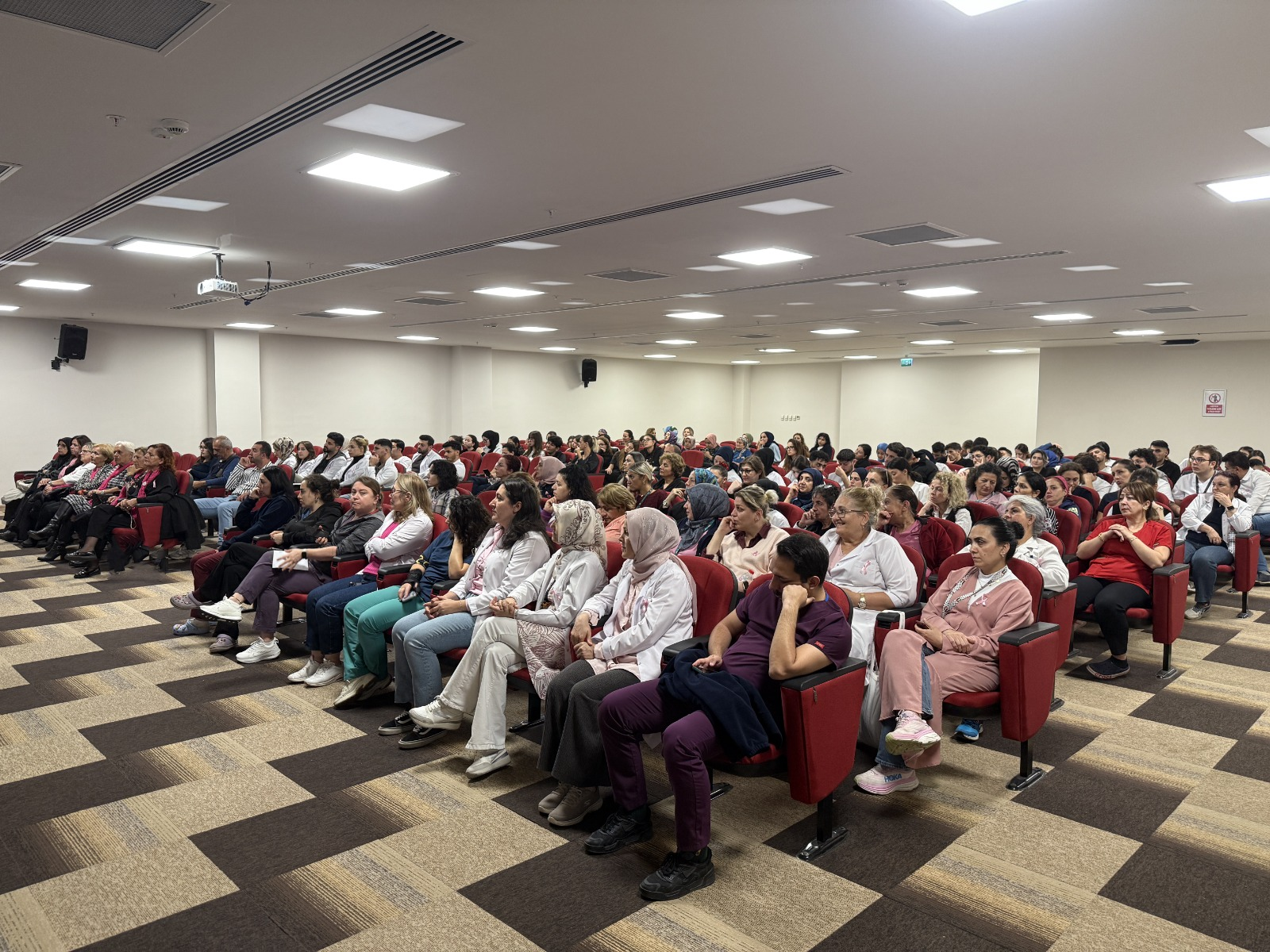 Yalova Eğitim ve Araştırma Hastanesi’nde Meme Kanseri Farkındalık Semineri Düzenlendi