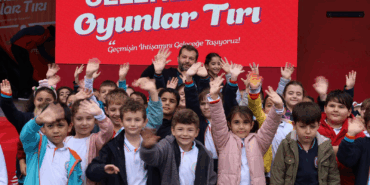 “Geleneksel Oyunlar Tırı” Yalova’da Coşkuyla Karşılandı Yalovalılar geçmişin kültürel mirasını yeniden yaşadı 43 “Geleneksel Oyunlar Tırı” Yalova’da Coşkuyla Karşılandı Yalovalılar geçmişin kültürel mirasını yeniden yaşadı