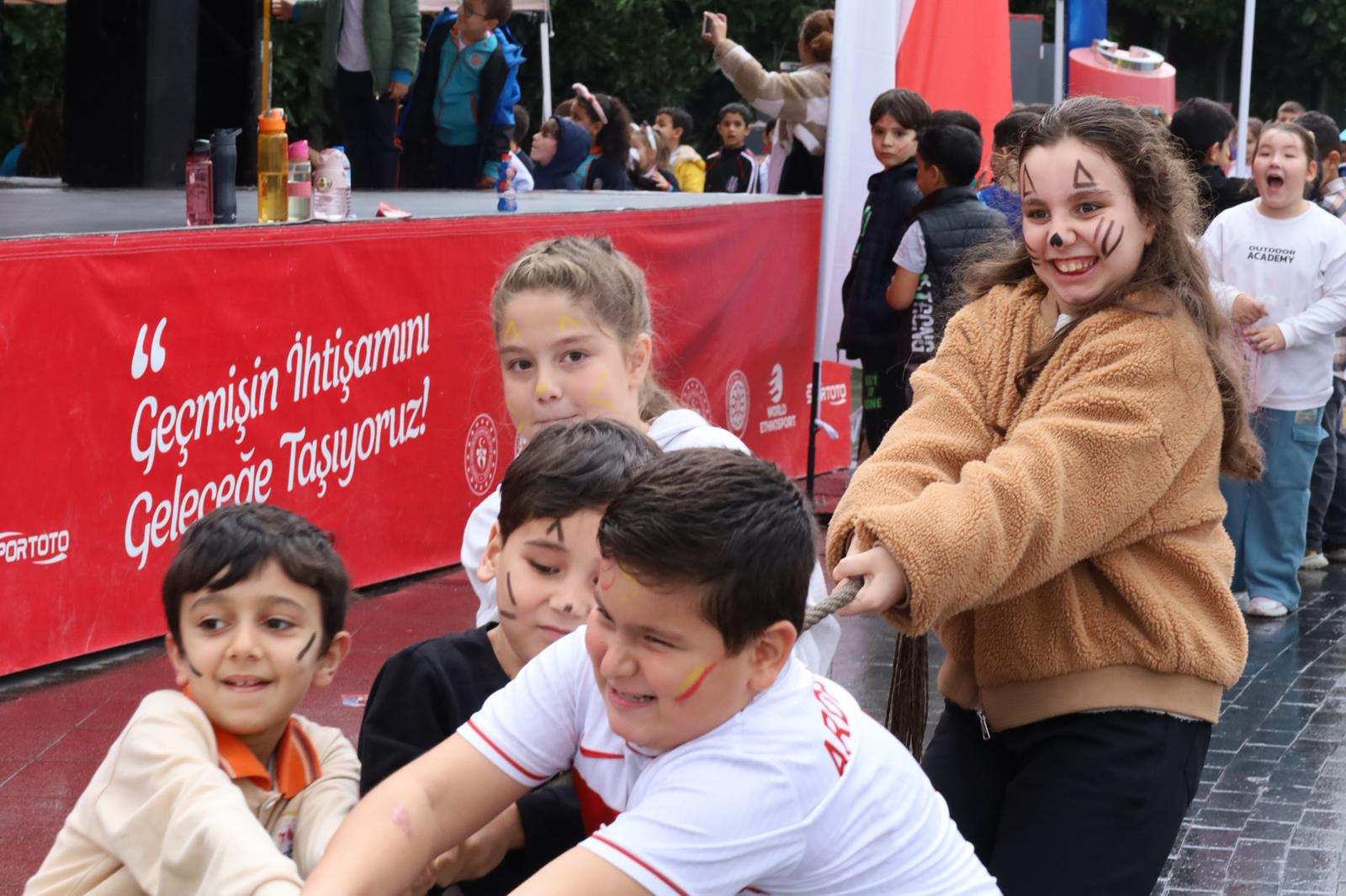 “Geleneksel Oyunlar Tırı” Yalova’da Coşkuyla Karşılandı Yalovalılar geçmişin kültürel mirasını yeniden yaşadı