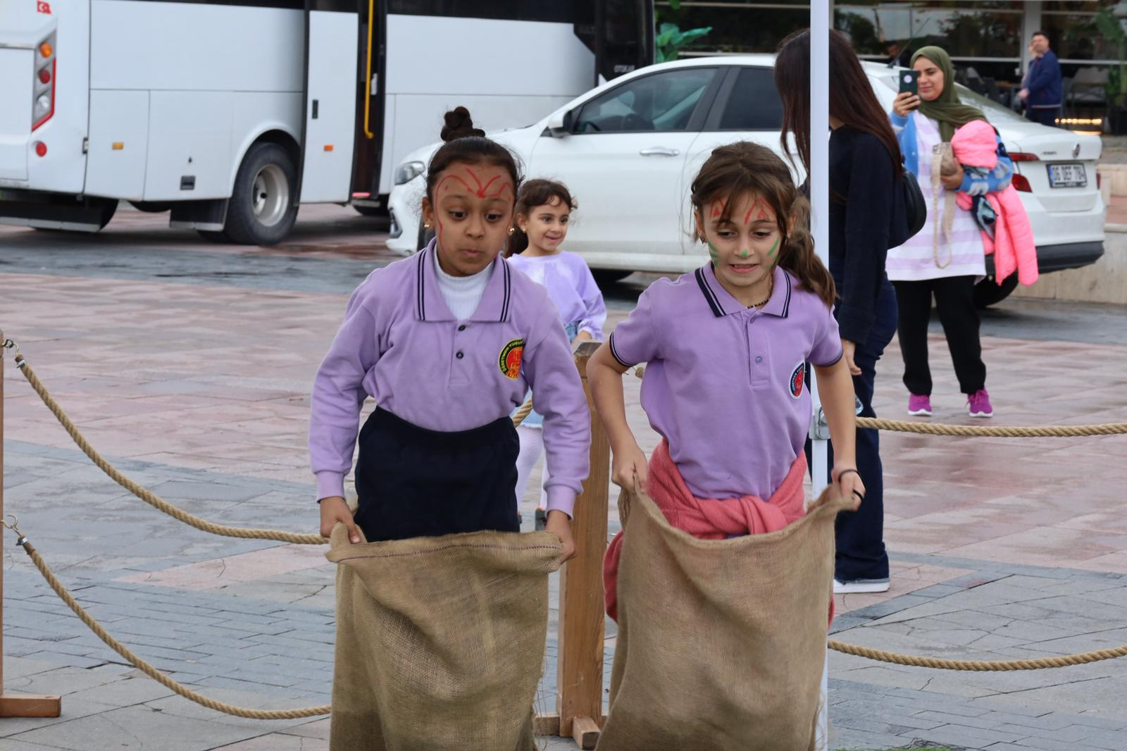 “Geleneksel Oyunlar Tırı” Yalova’da Coşkuyla Karşılandı Yalovalılar geçmişin kültürel mirasını yeniden yaşadı