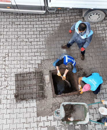 ÇİFTLİKKÖY’DE YAĞMUR SUYU HATLARI TEMİZLENİYOR