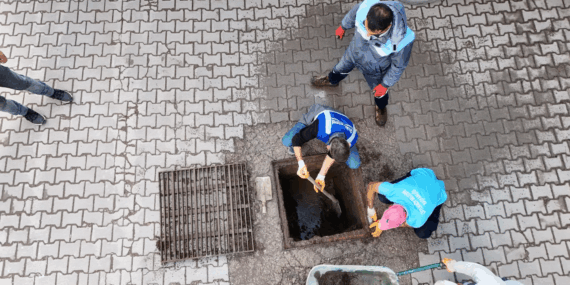ÇİFTLİKKÖY’DE YAĞMUR SUYU HATLARI TEMİZLENİYOR 13 ÇİFTLİKKÖY’DE YAĞMUR SUYU HATLARI TEMİZLENİYOR