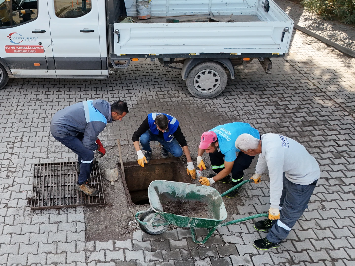 ÇİFTLİKKÖY’DE YAĞMUR SUYU HATLARI TEMİZLENİYOR