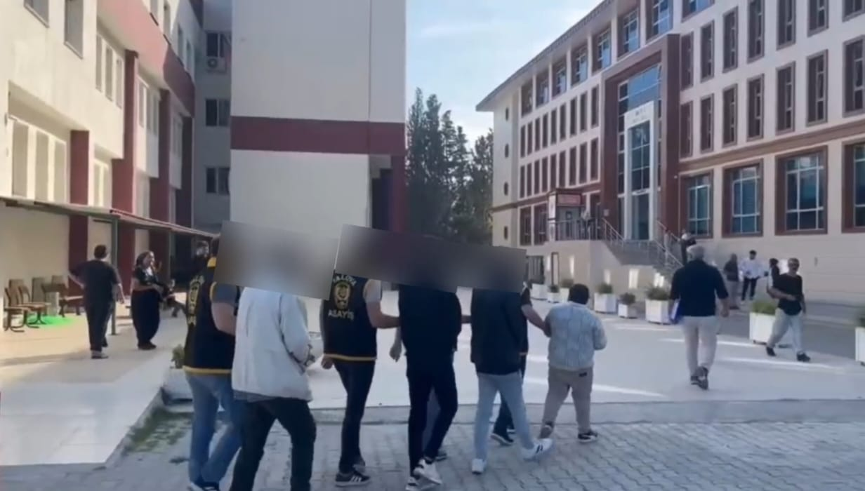 Yalova Polisi, 16 Milyon Liralık Dolandırıcılık Çetesini Çökertti: 21 Şüpheli Yakalandı 7 Yalova Polisi, 16 Milyon Liralık Dolandırıcılık Çetesini Çökertti: 21 Şüpheli Yakalandı