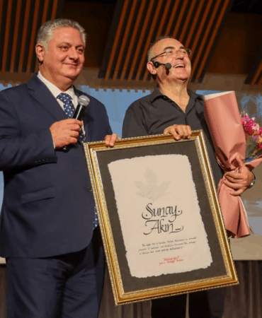 Sunay Akın, Yalova’da “Zafere Giden Yol” ile Cumhuriyet Coşkusunu Yaşattı
