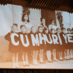 Sunay Akın, Yalova’da “Zafere Giden Yol” ile Cumhuriyet Coşkusunu Yaşattı 9 Sunay Akın, Yalova’da “Zafere Giden Yol” ile Cumhuriyet Coşkusunu Yaşattı