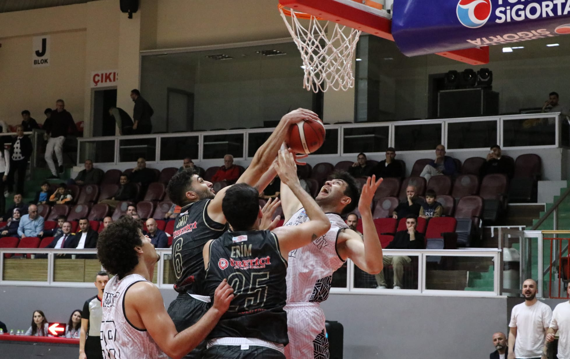 Potada Çiftlikköy'den Akhisar Zaferi 68-63 4 Potada Çiftlikköy'den Akhisar Zaferi 68-63