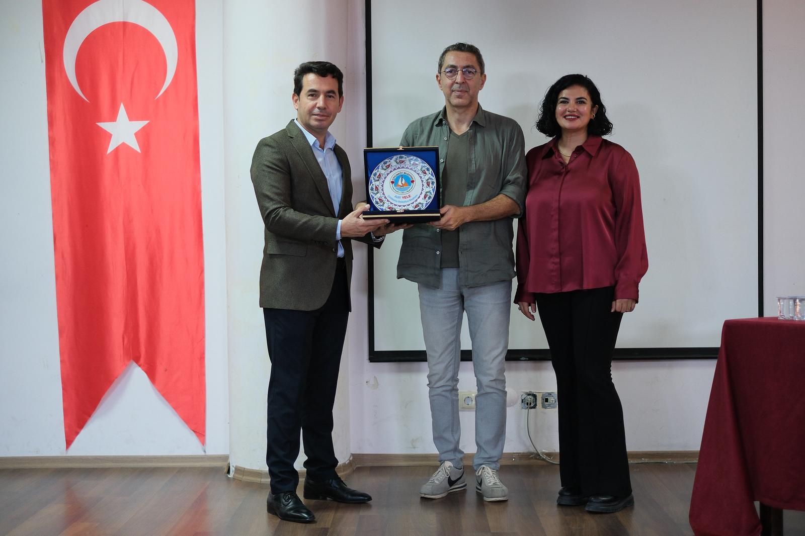 YAZAR ERTUĞ UÇAR ÇİFTLİKKÖYLÜLERLE SÖYLEŞİDE BULUŞTU 6 YAZAR ERTUĞ UÇAR ÇİFTLİKKÖYLÜLERLE SÖYLEŞİDE BULUŞTU