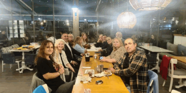 27 Yıl Sonra Aynı Masada Buluştular: Eski Anavatanlı Gençlerden Duygu Dolu Gece 1 27 Yıl Sonra Aynı Masada Buluştular: Eski Anavatanlı Gençlerden Duygu Dolu Gece