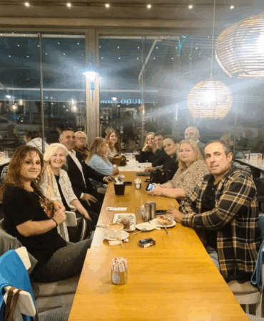 27 Yıl Sonra Aynı Masada Buluştular: Eski Anavatanlı Gençlerden Duygu Dolu Gece