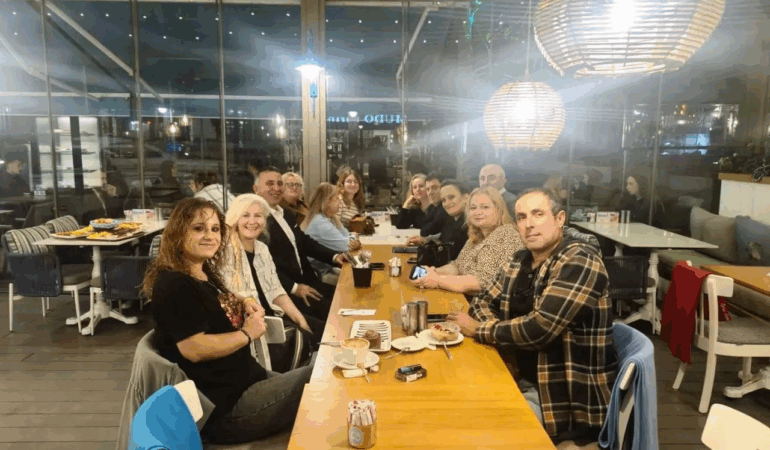 27 Yıl Sonra Aynı Masada Buluştular: Eski Anavatanlı Gençlerden Duygu Dolu Gece