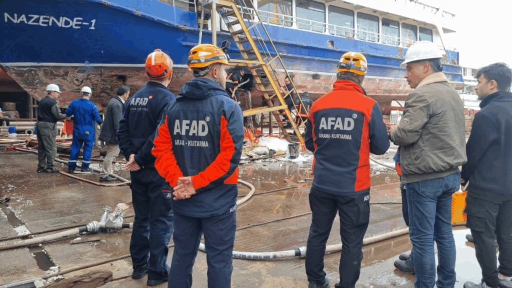 ALTINOVA’DA TERSANEDE GEMİ YANGINI KORKUTTU: EKİPLERİN HIZLI MÜDAHALESİYLE FACİA ÖNLENDİ