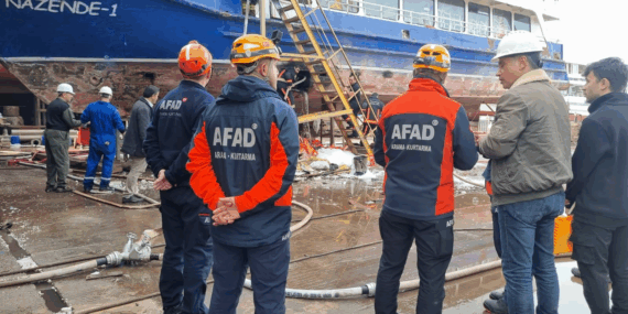 ALTINOVA’DA TERSANEDE GEMİ YANGINI KORKUTTU: EKİPLERİN HIZLI MÜDAHALESİYLE FACİA ÖNLENDİ 10 ALTINOVA’DA TERSANEDE GEMİ YANGINI KORKUTTU: EKİPLERİN HIZLI MÜDAHALESİYLE FACİA ÖNLENDİ