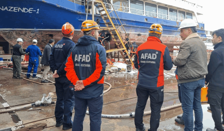 ALTINOVA’DA TERSANEDE GEMİ YANGINI KORKUTTU: EKİPLERİN HIZLI MÜDAHALESİYLE FACİA ÖNLENDİ