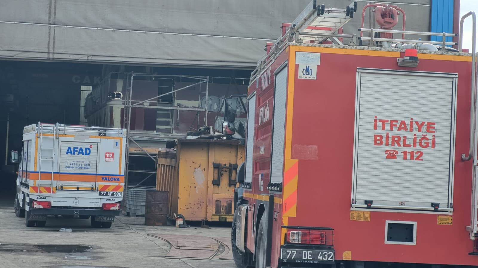 ALTINOVA’DA TERSANEDE GEMİ YANGINI KORKUTTU: EKİPLERİN HIZLI MÜDAHALESİYLE FACİA ÖNLENDİ 4 ALTINOVA’DA TERSANEDE GEMİ YANGINI KORKUTTU: EKİPLERİN HIZLI MÜDAHALESİYLE FACİA ÖNLENDİ
