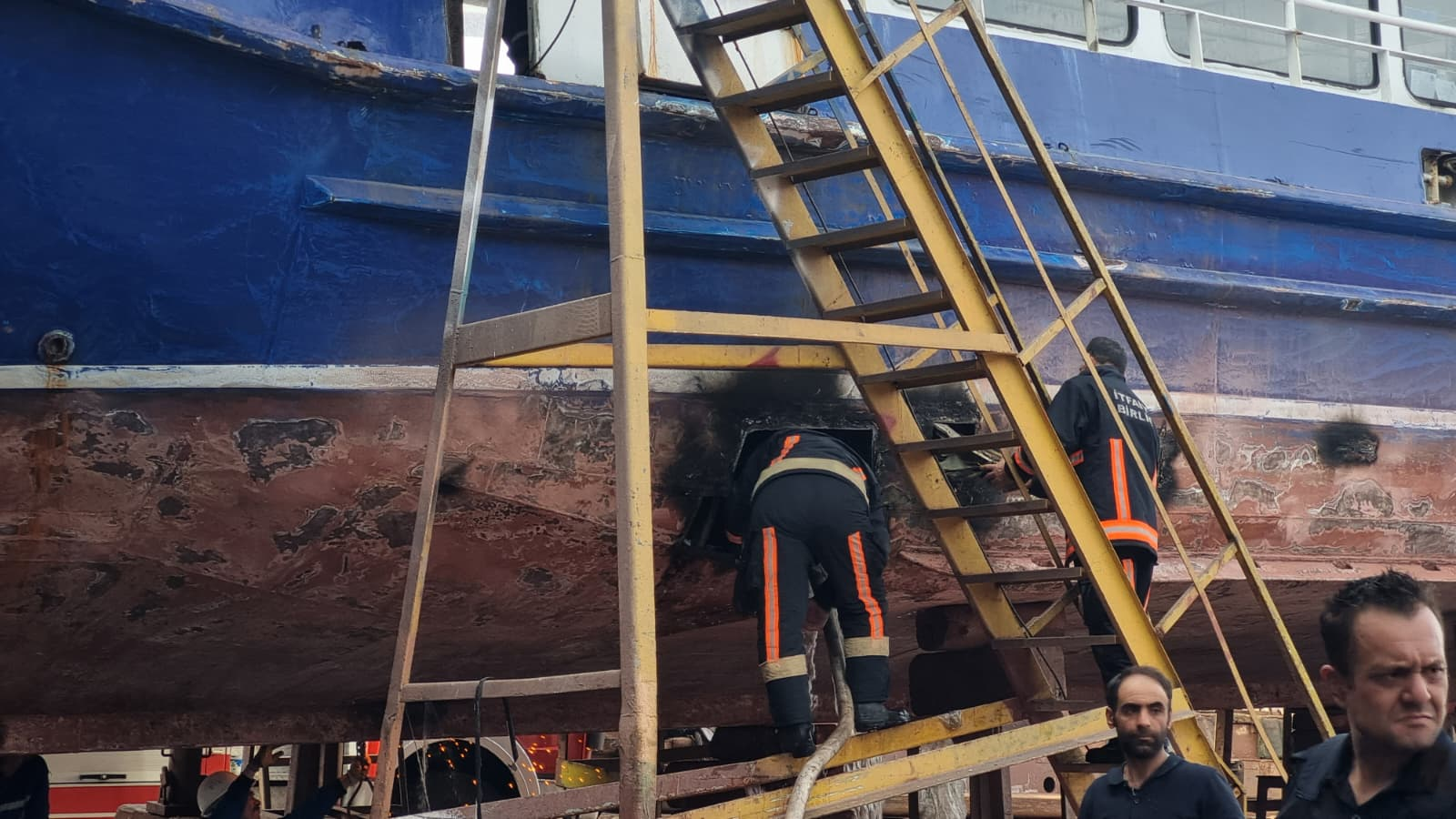 ALTINOVA’DA TERSANEDE GEMİ YANGINI KORKUTTU: EKİPLERİN HIZLI MÜDAHALESİYLE FACİA ÖNLENDİ 5 ALTINOVA’DA TERSANEDE GEMİ YANGINI KORKUTTU: EKİPLERİN HIZLI MÜDAHALESİYLE FACİA ÖNLENDİ