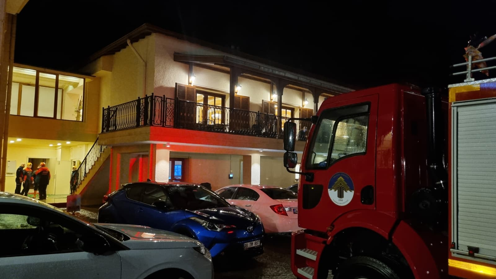 Termal’de TBMM Oteli’nde Korkutan Yangın: Kızgın Yağ Tutuştu, Ekipler Anında Müdahale Etti 4 Termal’de TBMM Oteli’nde Korkutan Yangın: Kızgın Yağ Tutuştu, Ekipler Anında Müdahale Etti