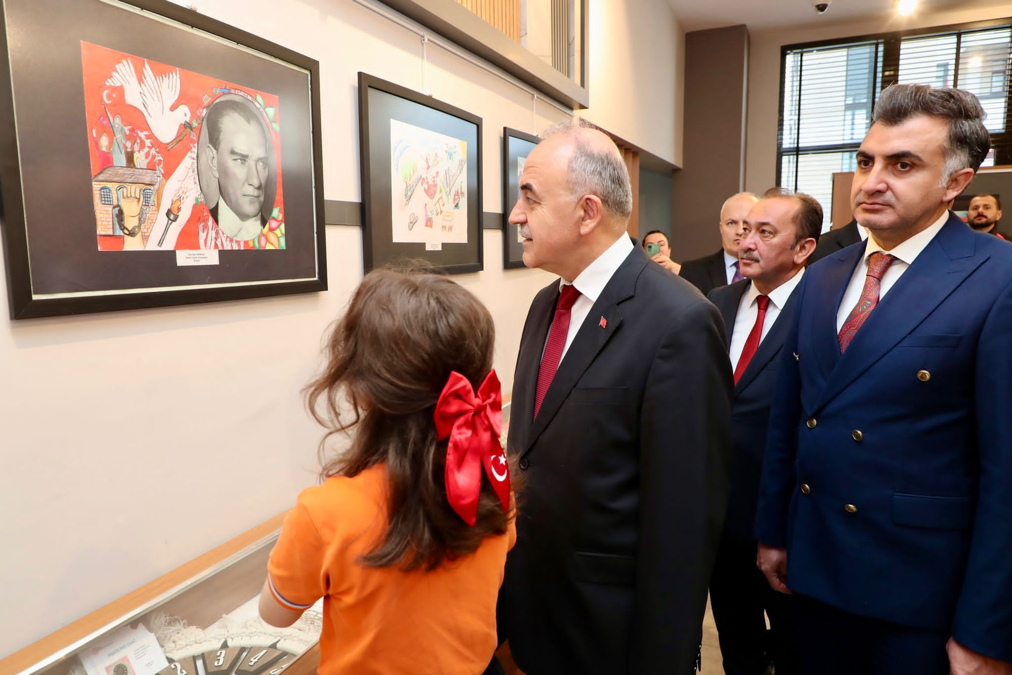 Vali Muammer Erol, “Cumhuriyetimizin Kazanımları” Resim Sergisinin Açılışını Gerçekleştirdi 5 Vali Muammer Erol, “Cumhuriyetimizin Kazanımları” Resim Sergisinin Açılışını Gerçekleştirdi