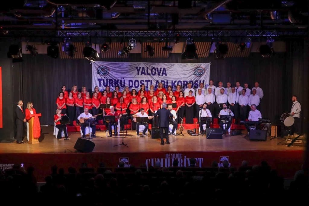 YALOVA’DA CUMHURİYET’İN 102. YILI TÜRKÜLERLE KUTLANDI
