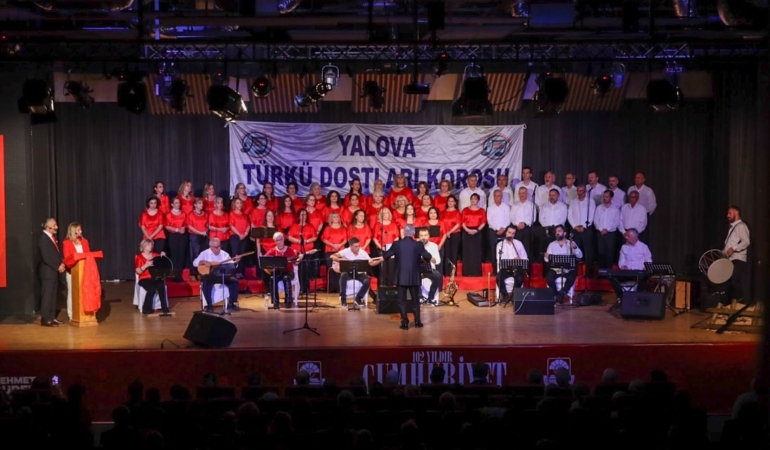 YALOVA’DA CUMHURİYET’İN 102. YILI TÜRKÜLERLE KUTLANDI