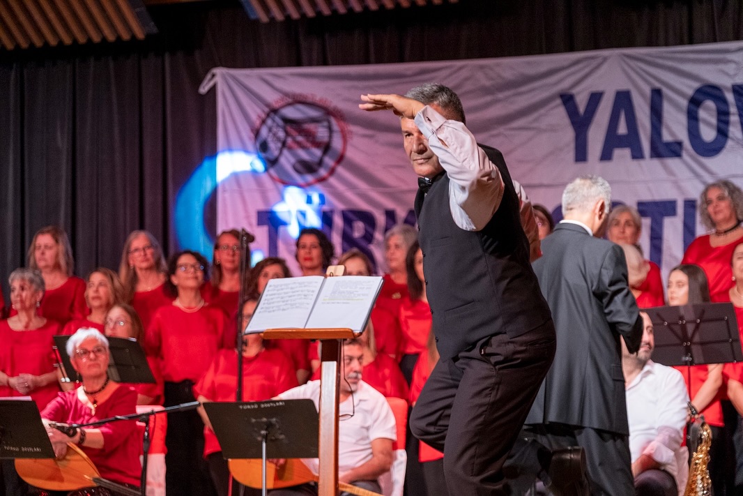 YALOVA’DA CUMHURİYET’İN 102. YILI TÜRKÜLERLE KUTLANDI 4 YALOVA’DA CUMHURİYET’İN 102. YILI TÜRKÜLERLE KUTLANDI