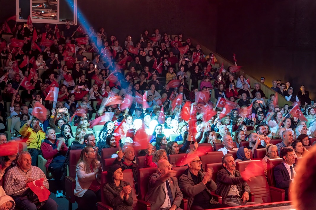 YALOVA’DA CUMHURİYET’İN 102. YILI TÜRKÜLERLE KUTLANDI 6 YALOVA’DA CUMHURİYET’İN 102. YILI TÜRKÜLERLE KUTLANDI