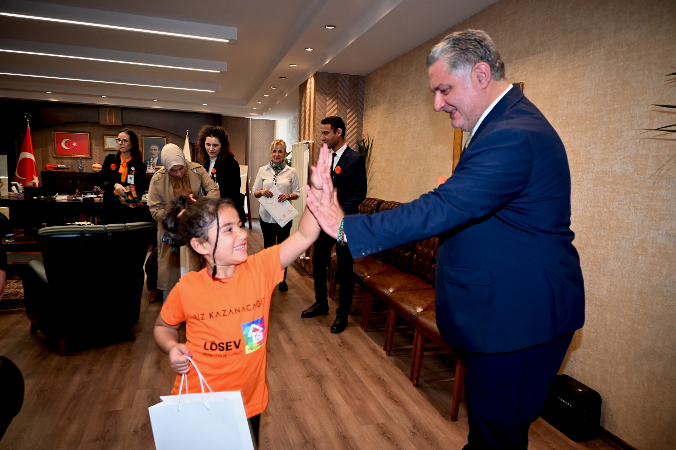 BAŞKAN GÜREL LÖSEMİLİ ÇOCUKLARLA BULUŞTU: “YALNIZ DEĞİLSİNİZ”