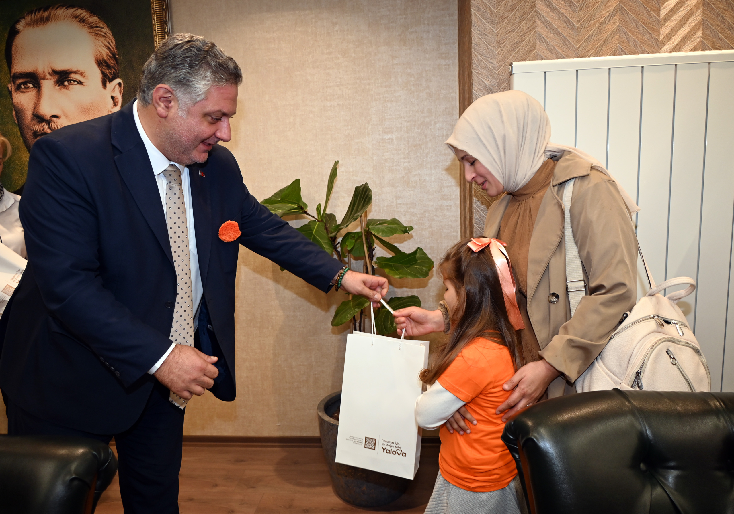 BAŞKAN GÜREL LÖSEMİLİ ÇOCUKLARLA BULUŞTU: “YALNIZ DEĞİLSİNİZ”