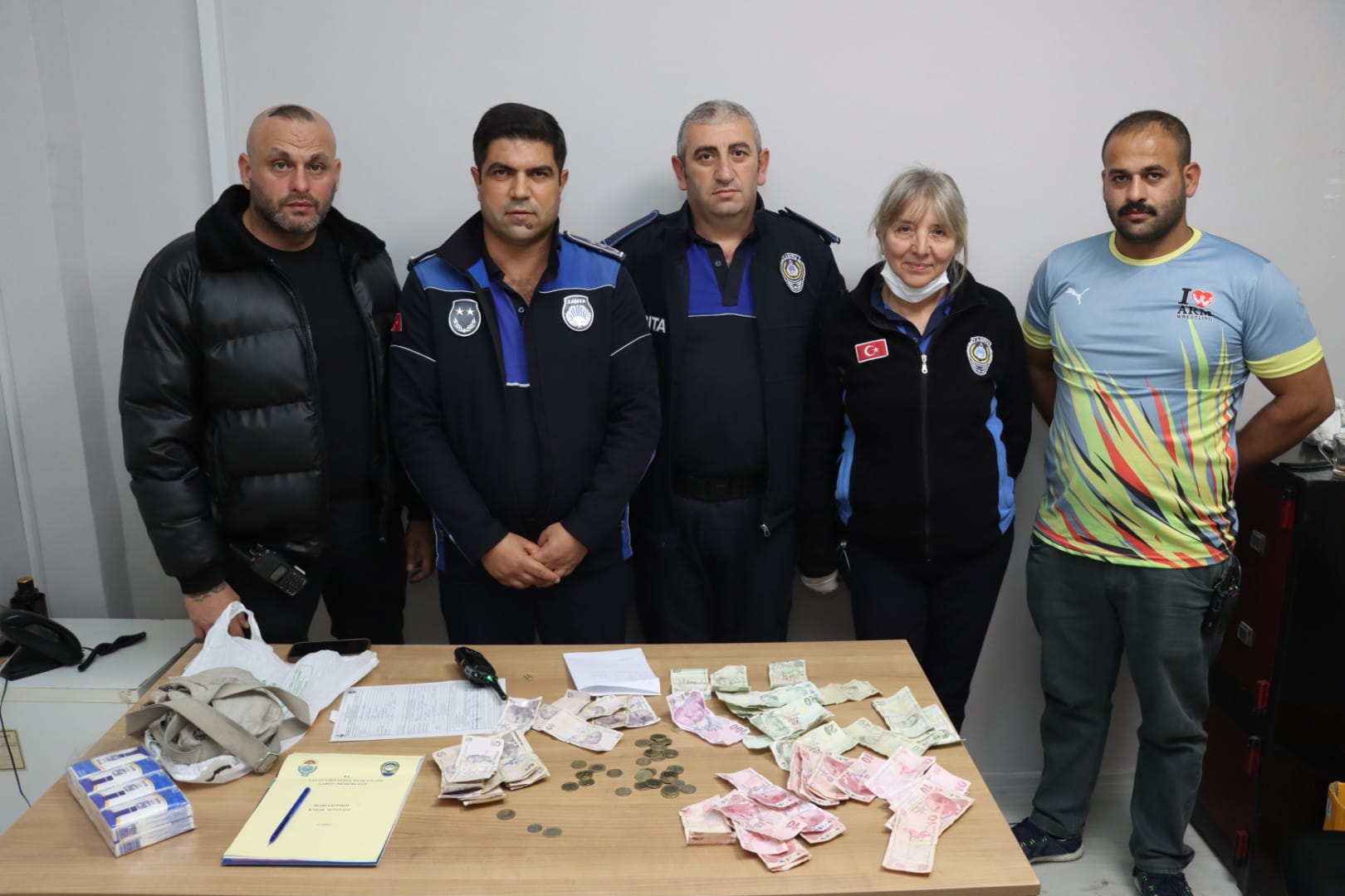 YALOVA BELEDİYESİ ZABITA EKİPLERİNDEN DİLENCİLERE OPERASYON 1 YALOVA BELEDİYESİ ZABITA EKİPLERİNDEN DİLENCİLERE OPERASYON