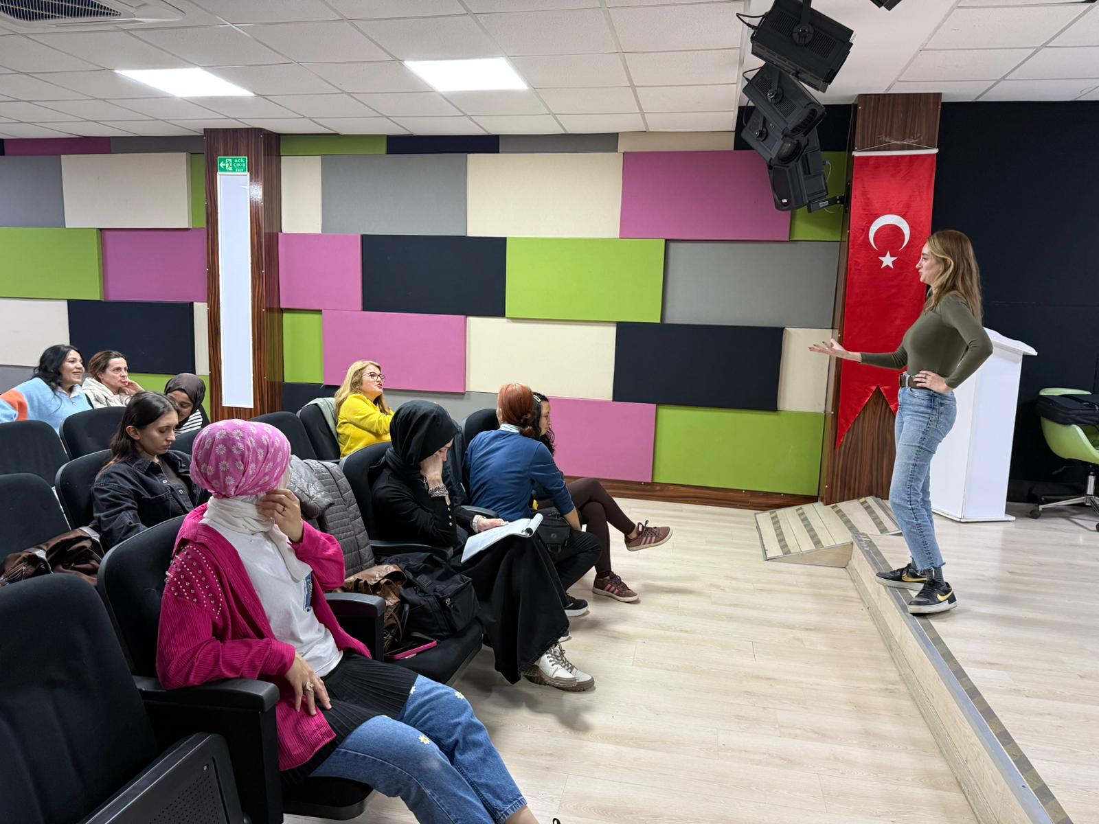 YALOVA BELEDİYESİ KADIN TİYATRO EKİBİYLE SANAT EĞİTİMLERİNİ SÜRDÜRÜYOR