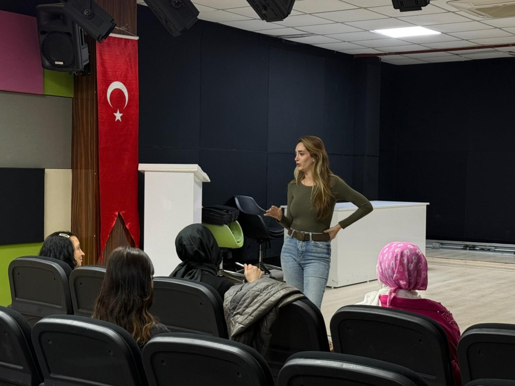 YALOVA BELEDİYESİ KADIN TİYATRO EKİBİYLE SANAT EĞİTİMLERİNİ SÜRDÜRÜYOR