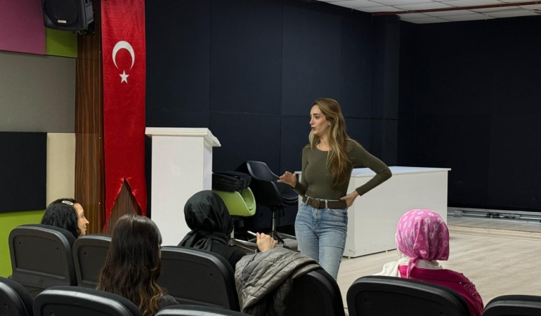 YALOVA BELEDİYESİ KADIN TİYATRO EKİBİYLE SANAT EĞİTİMLERİNİ SÜRDÜRÜYOR