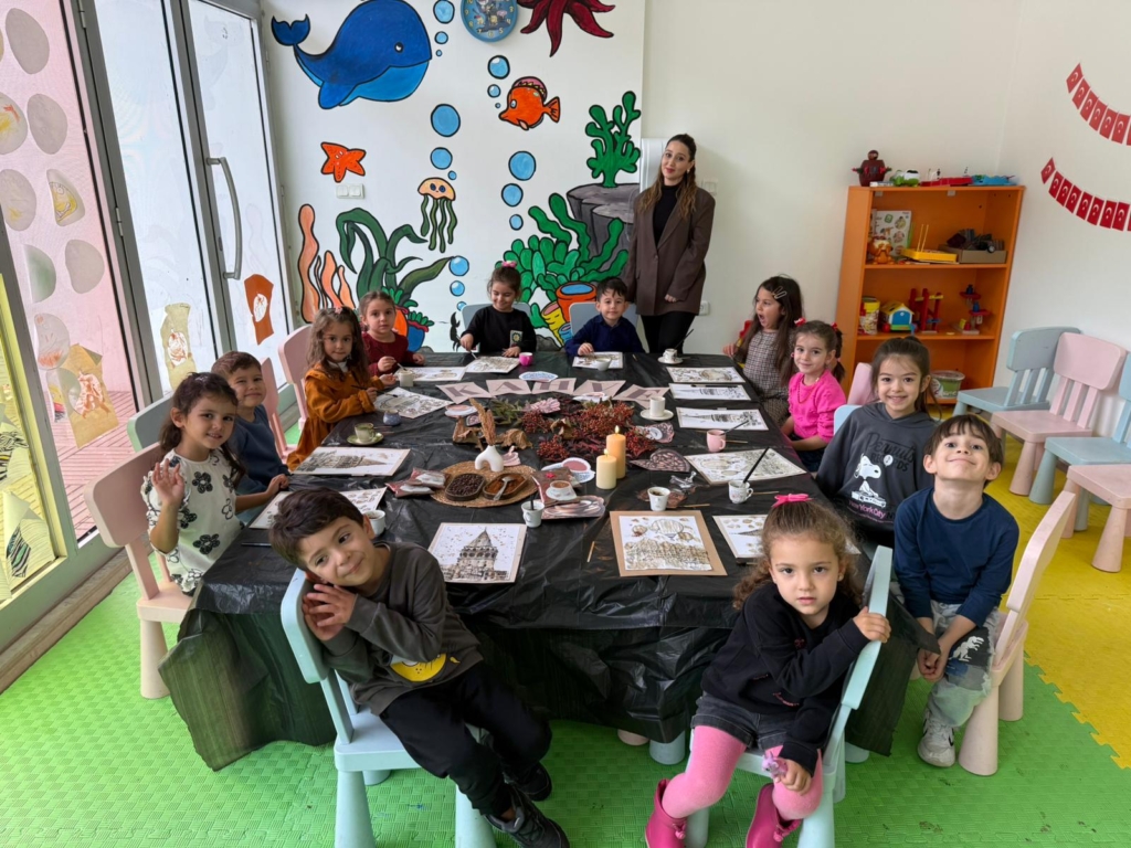 KAHVE KOKULU RESİMLERLE RENKLİ BİR GÜN