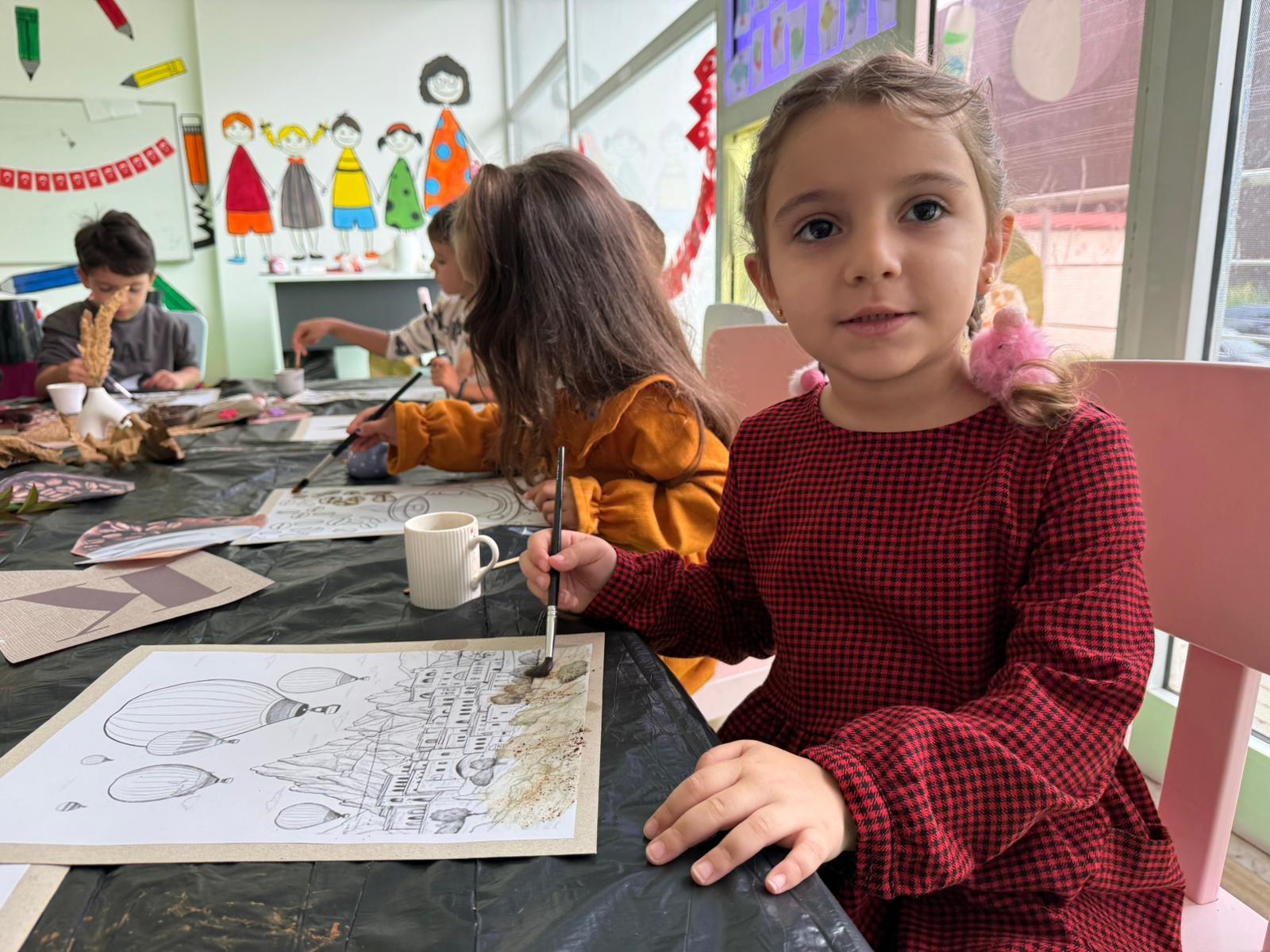 KAHVE KOKULU RESİMLERLE RENKLİ BİR GÜN