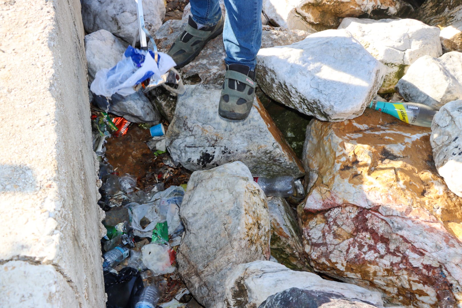 KAYALIKLARDAN ÇIKAN ATIKLAR PES DEDİRTTİ 4 KAYALIKLARDAN ÇIKAN ATIKLAR PES DEDİRTTİ